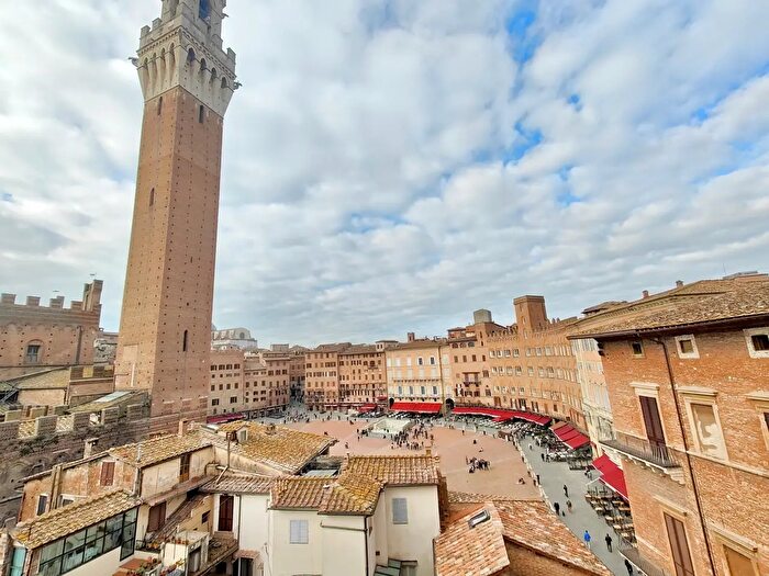 Appartamento con 5 locali in vendita in Via del Porrione, Siena