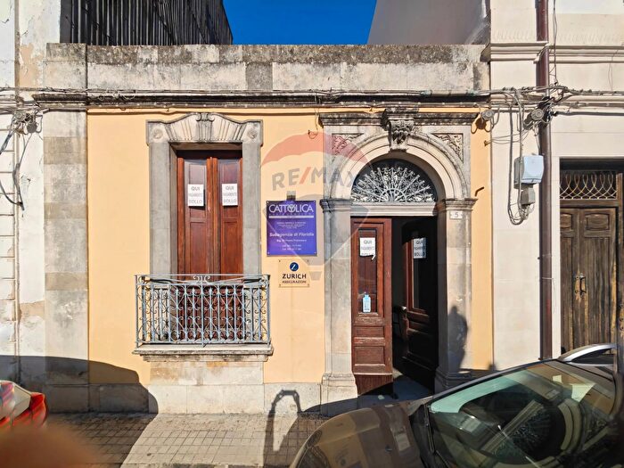 Casa con 7 locali in vendita in Piazza del Popolo, Floridia