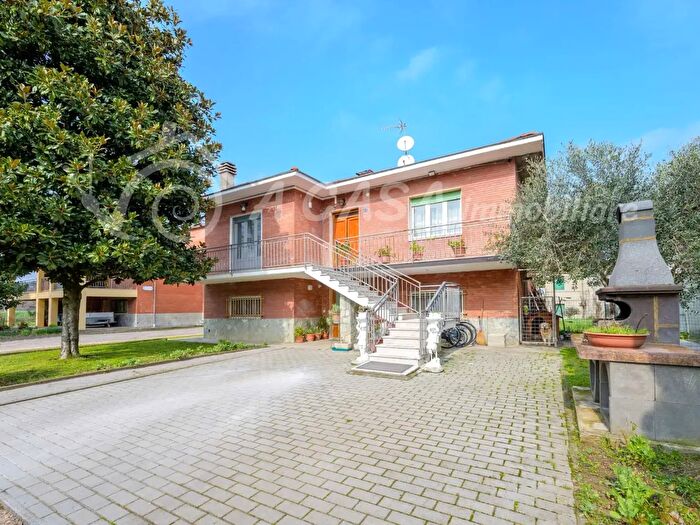 Casa con 8 locali in vendita in Via Toscanini, Fontevivo