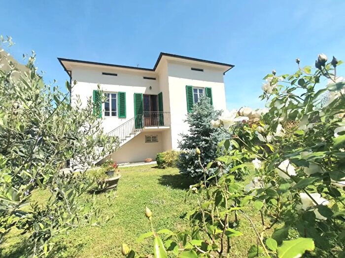 Casa con 8 locali in vendita in Aversa I Via Pescia, Lucca