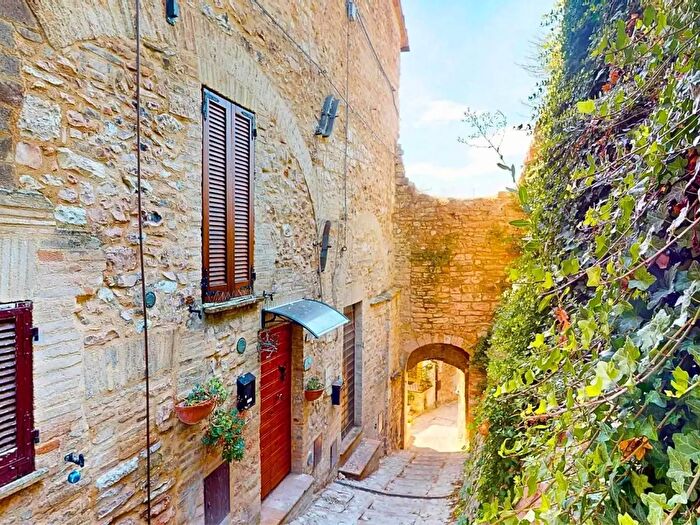 Casa trilocale in vendita in Piazza delle Foglie III, Spello
