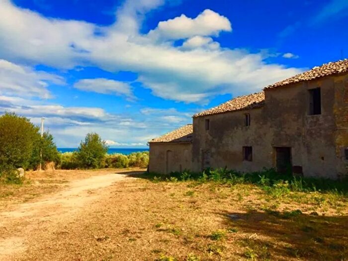 Casa con 10 locali in vendita in Cupra Marittima