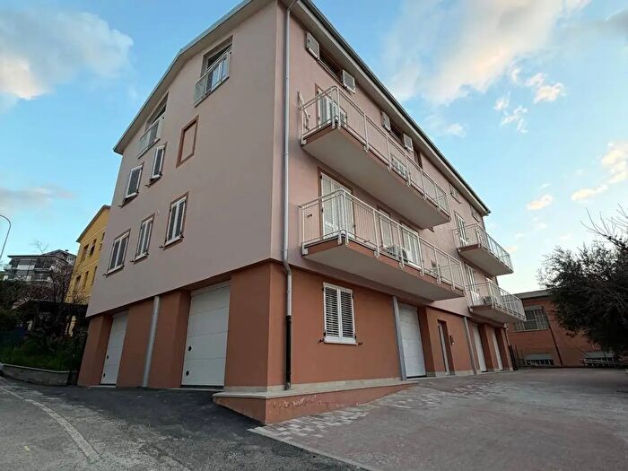 Appartamento con 6 locali in vendita in Via Pasubio, Tolentino