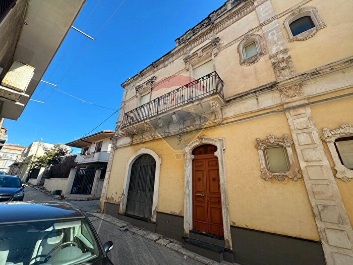 Casa con 6 locali in vendita in Via C Cattaneo, Pachino