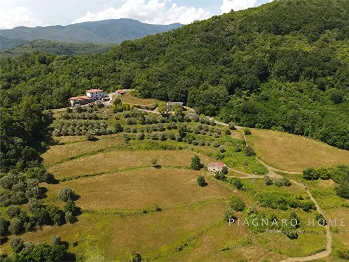 Casa con 9 locali in vendita in Via Arzengio, Pontremoli