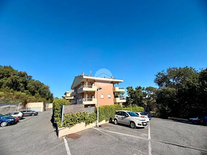 Appartamento bilocale in vendita in Via Grizzana, Roma