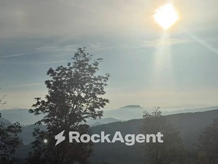 Casa con 6 locali in vendita in Tizzano Val Parma