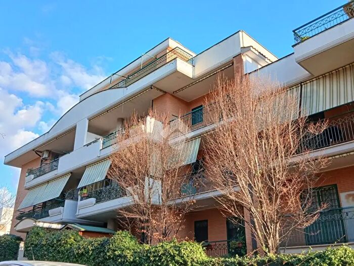 Appartamento trilocale in vendita in Via Carlo Lasinio, Roma