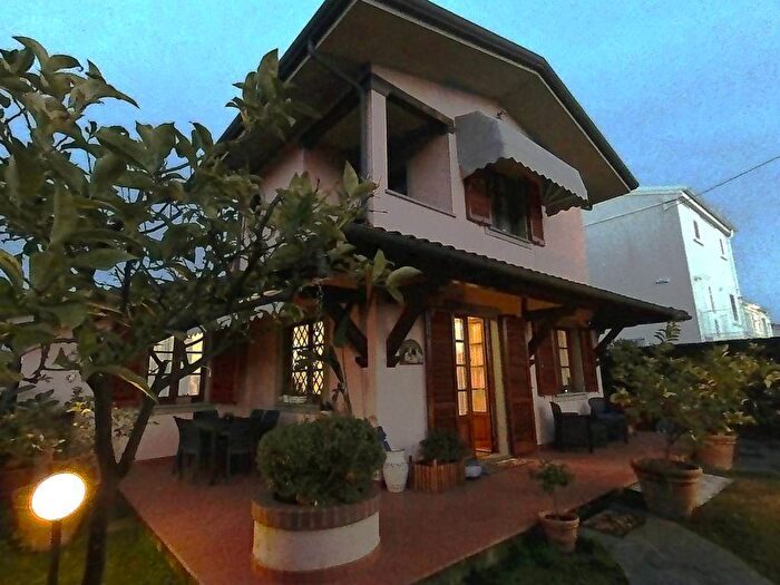 Casa quadrilocale in affitto in Via Duca dAosta, Centro, Forte dei Marmi