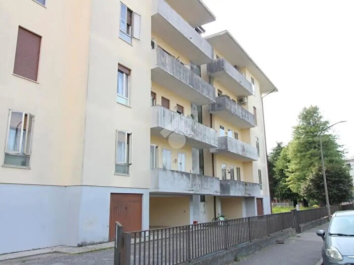 Appartamento quadrilocale in vendita in Via Lago del Fusaro, Vicenza
