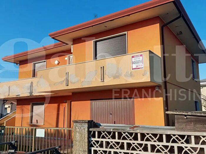 Casa con 8 locali in vendita in Taglio Di Po