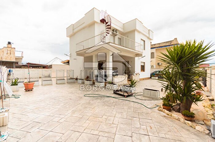 Casa con 6 locali in vendita in Manfredonia