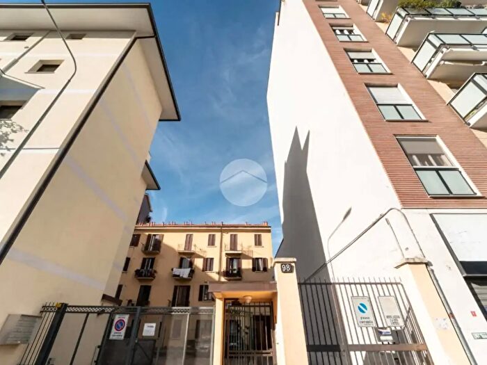 Appartamento trilocale in vendita in Via Giambellino, Milano