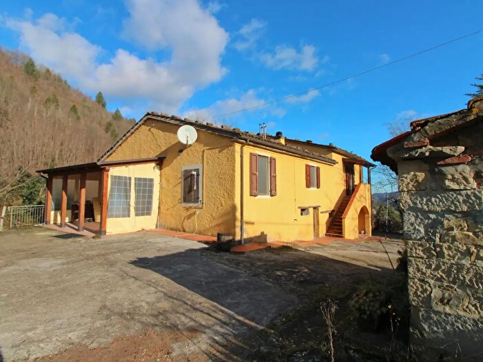 Casa con 9 locali in vendita in Tredozio