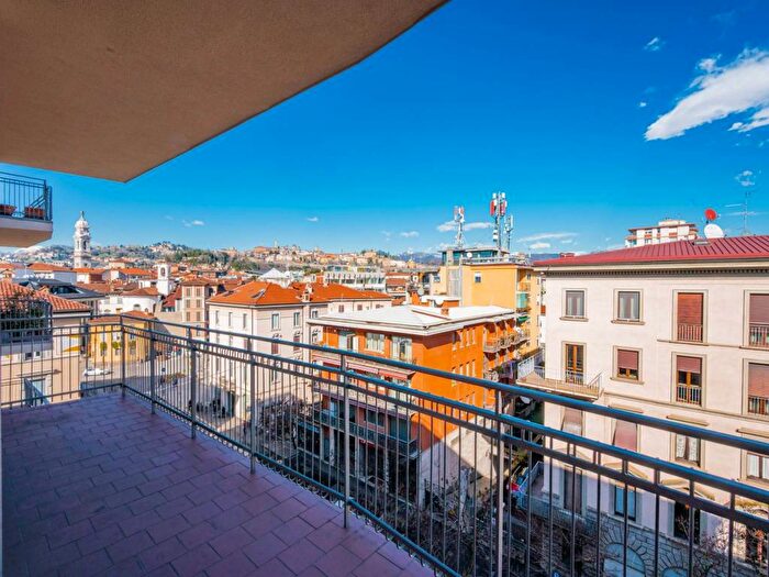 Appartamento trilocale in affitto in Via Giorgio e Guido Paglia, Stazione, Bergamo