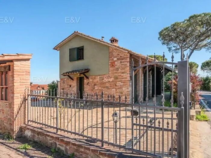 Casa quadrilocale in vendita in Via Novembre, Passignano Sul Trasimeno
