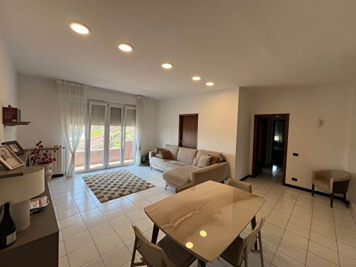 Appartamento quadrilocale in affitto in Via Giovanni Pascoli, Centro, Massa