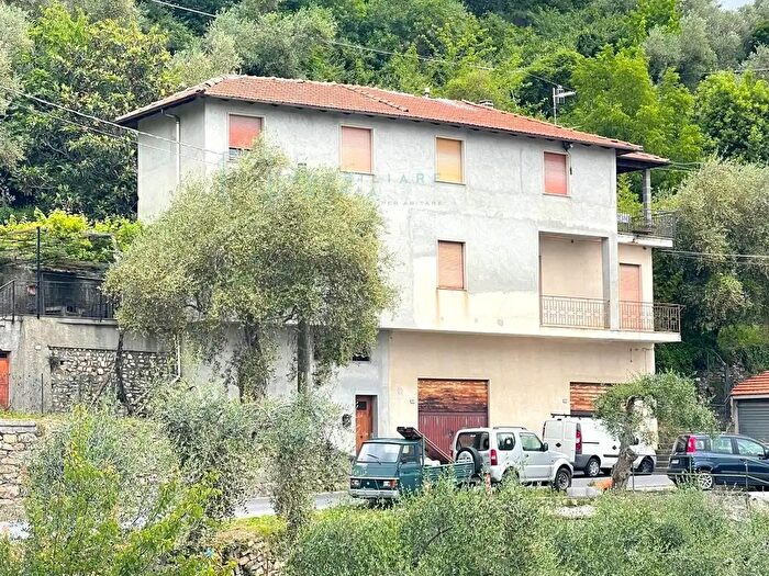 Casa con 8 locali in vendita in Borgomaro