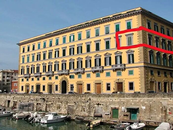 Appartamento con 10 locali in vendita in Scali dAzeglio, Livorno