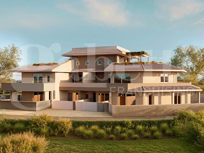 Casa con 5 locali in vendita in Pontedera