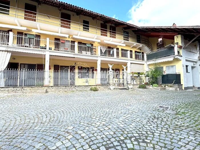 Casa con 12 locali in vendita in Via Ponte Dora, Strambino