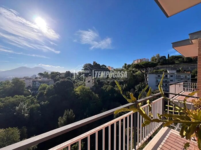 Appartamento con 5 locali in vendita in Via San Antonio a Capodimonte, Napoli