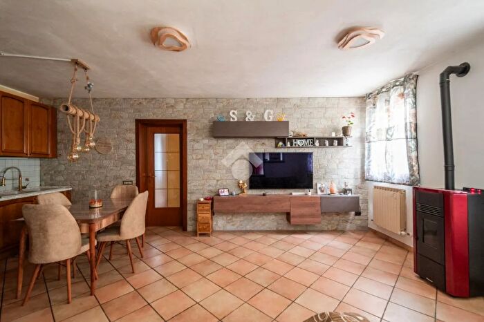 Casa trilocale in vendita in Viale Medaglie dOro, Novi Di Modena