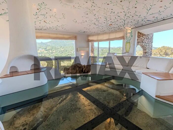 Casa con 9 locali in vendita in Olbia