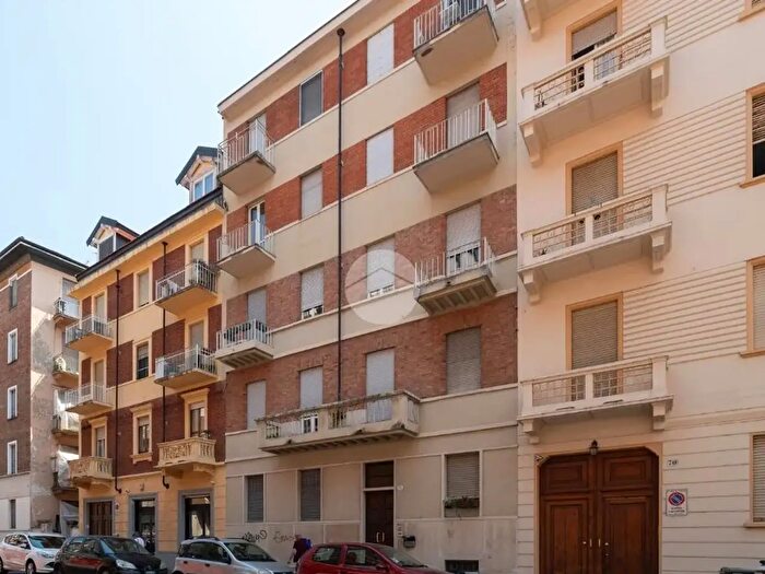 Appartamento trilocale in vendita in Via Borgosesia, Torino