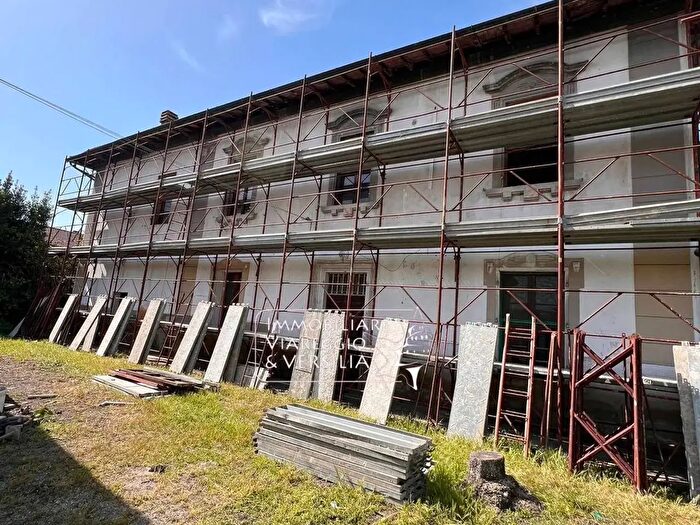 Appartamento con 16 locali in vendita in Via Dante Alighieri, Fucecchio