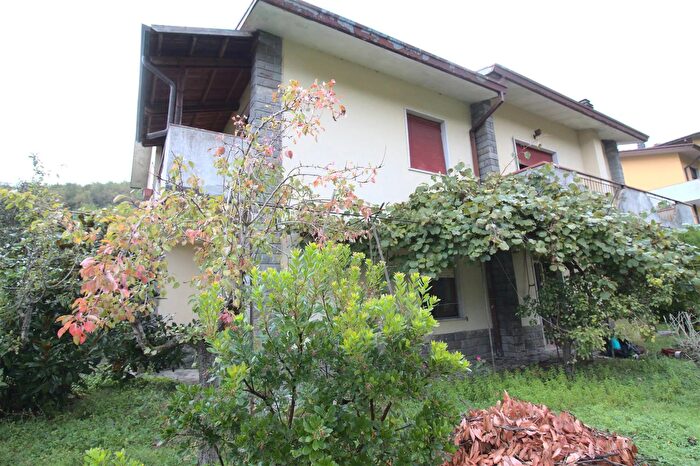 Casa con 8 locali in vendita in Fivizzano