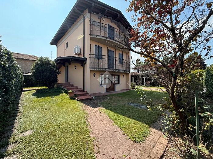 Casa quadrilocale in vendita in Via Zara, Pandino