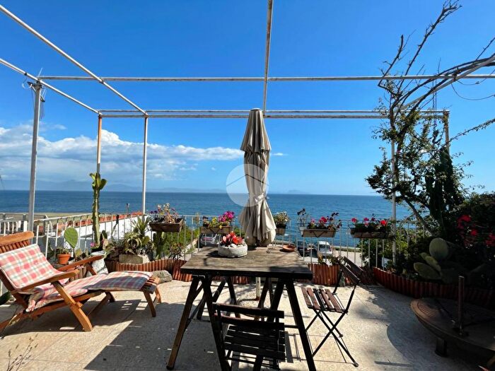 Appartamento quadrilocale in vendita in Via Marechiaro, Napoli