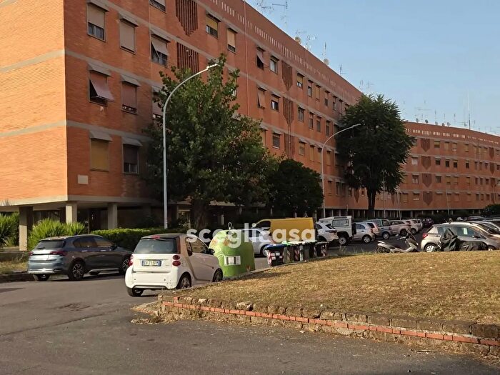 Appartamento con 5 locali in vendita in Via Mario Mona, Roma