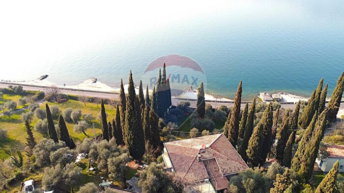 Casa con 18 locali in vendita in Torri Del Benaco