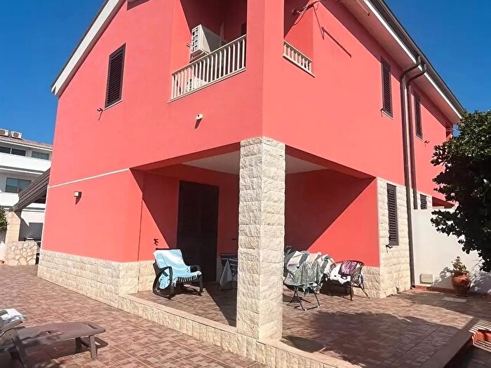 Casa quadrilocale in vendita in Viale Pozzo Antico, Noto