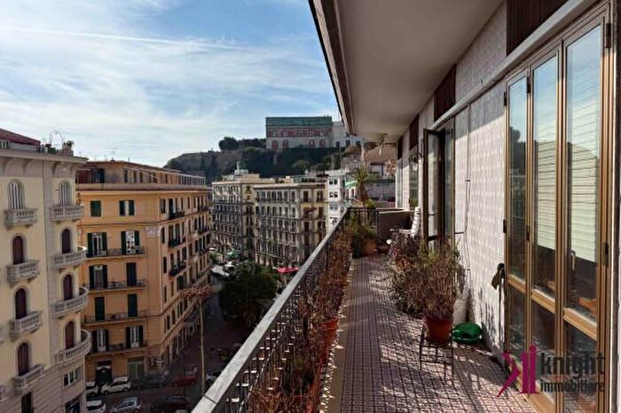 Appartamento con 6 locali in vendita in Via Santa Lucia, Napoli