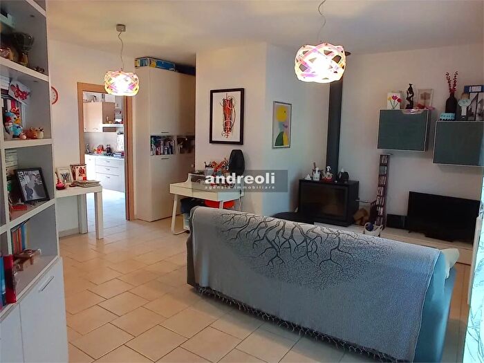 Appartamento con 5 locali in vendita in Belvedere Ostrense