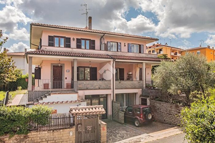 Casa con 7 locali in vendita in Via della Croce, Vejano