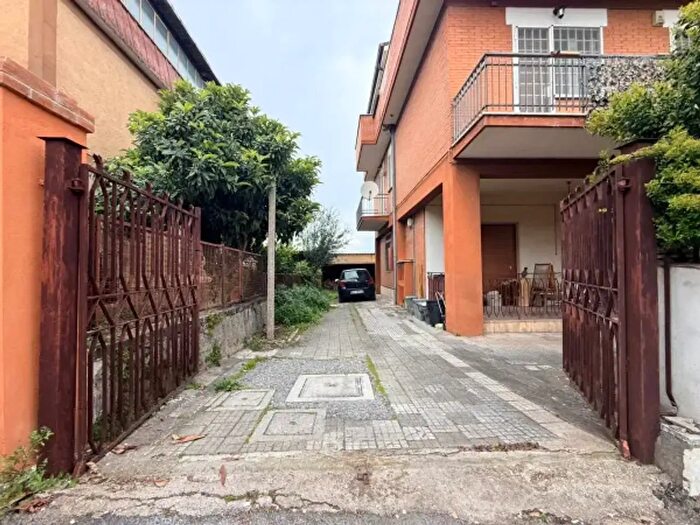 Appartamento quadrilocale in vendita in Via Tortorici, Roma