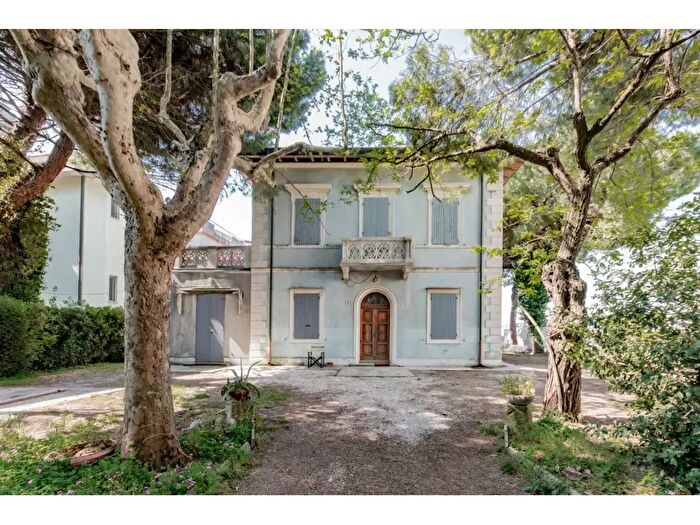 Appartamento quadrilocale in affitto in Viale Carducci, Cesenatico