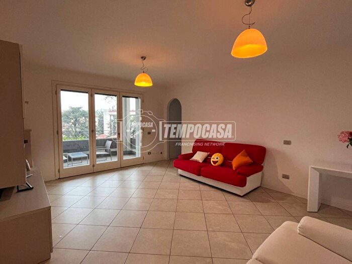 Appartamento trilocale in affitto in Via Emilio Borsa, Cederna, Monza