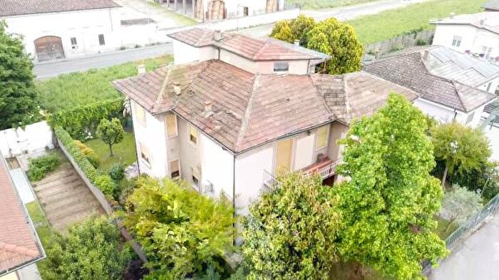 Casa con 6 locali in vendita in Codogno