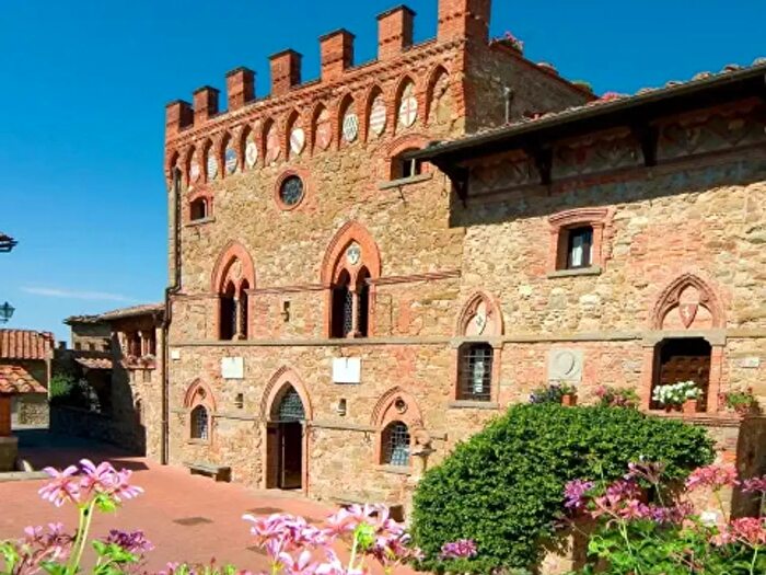 Casa con 6 locali in vendita in Bucine