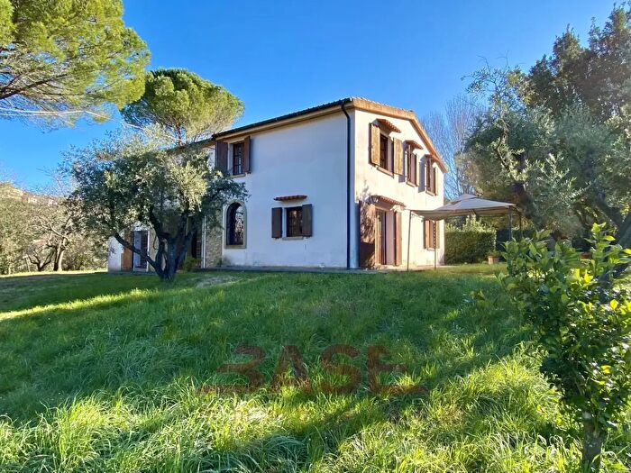 Casa con 8 locali in vendita in Via Roma, Montescudaio