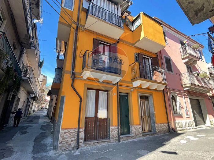 Casa con 10 locali in vendita in Via Diaz, Francavilla Di Sicilia