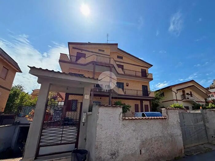 Appartamento bilocale in vendita in Via Stezzano, Roma