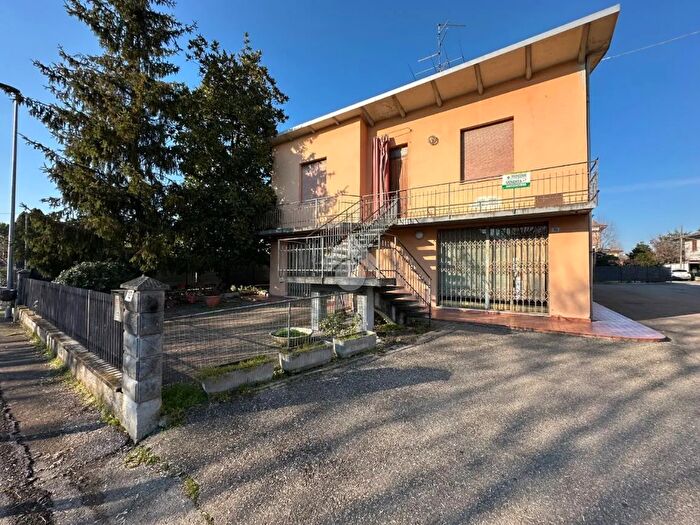 Casa con 8 locali in vendita in Via Ercole Pisi, Gattatico