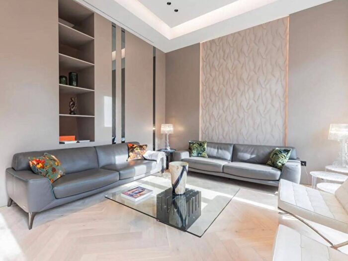 Appartamento trilocale in affitto in Via SantAndrea, San Babila, Milano