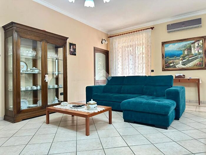 Casa con 6 locali in vendita in Via Giuseppe Garibaldi, Giugliano In Campania